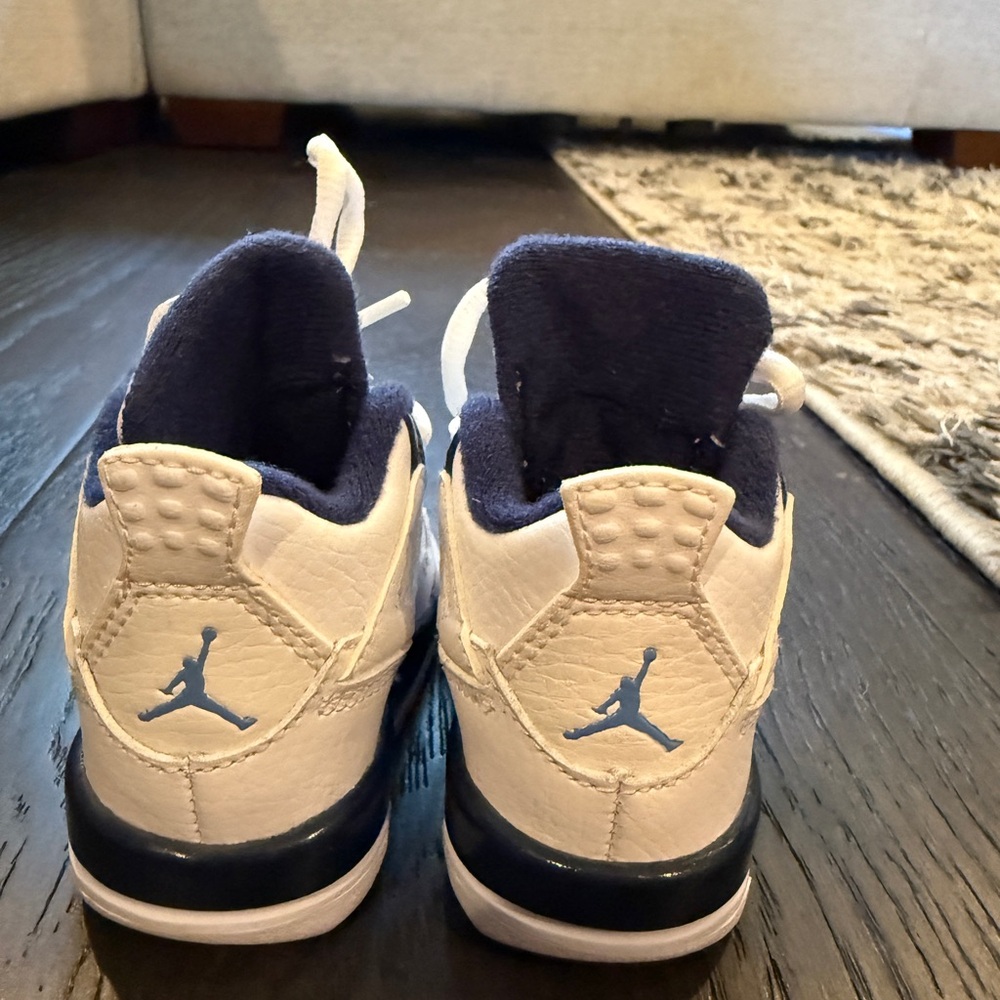 Nike Air Jordan 4 Retro - Picture 4 of 5